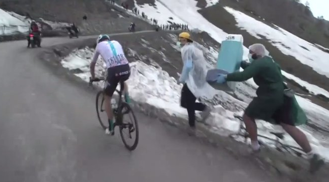 Chris Froome mocked by cycling fans on the Finestre with Huge Inhaler
