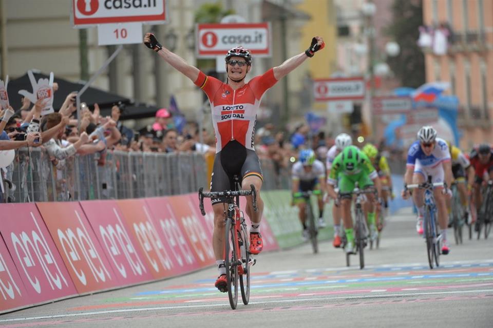 Andre Greipel (Lotto Soudal) sprints to victory on stage five