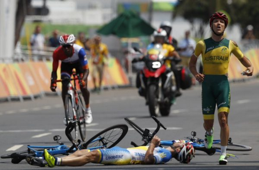 VIDEO: The most incredible finish to a cycling race you will ever see
