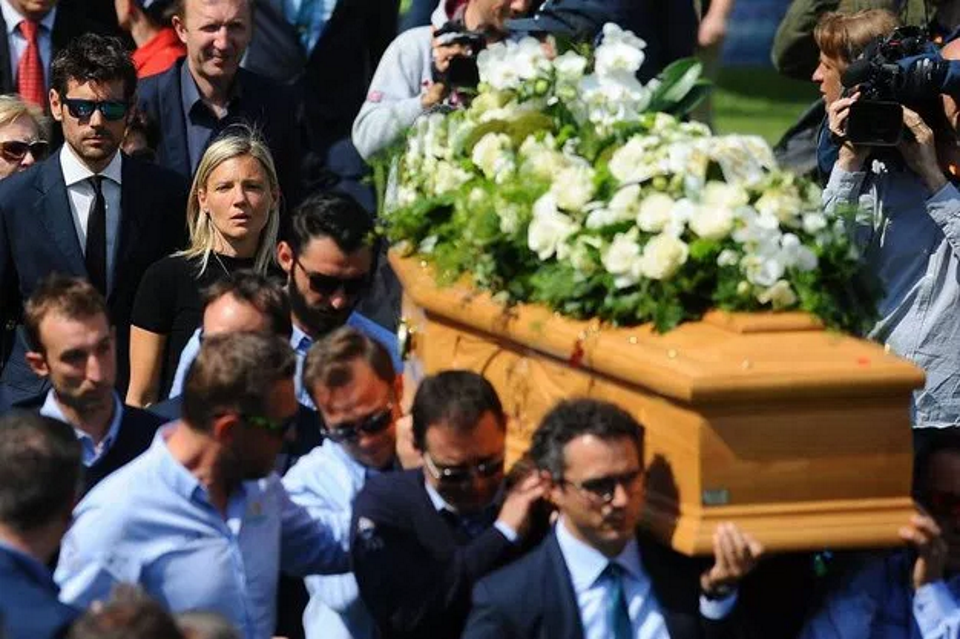 Thousands pay their respects to Scarponi