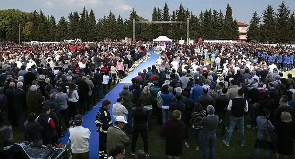 Thousands pay their respects to Scarponi