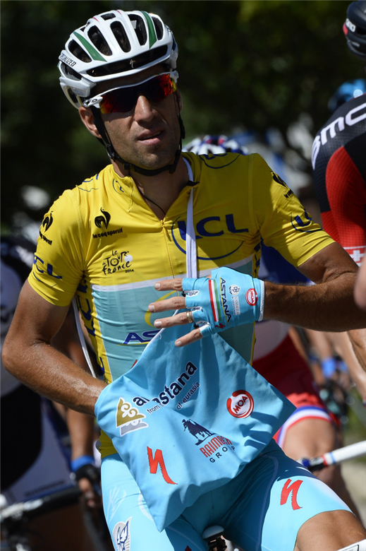 Vincenzo Nibali reaches into his musette for a mid-race snack.