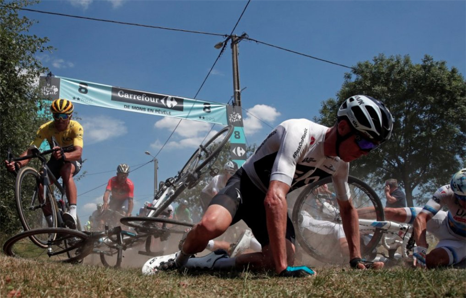 Froome battled hard, even overcoming a crash on sector eight which saw him flip over the top of teammate Gianni Moscon. 