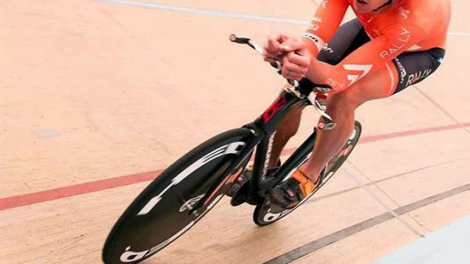 In his final event as a professional cyclist, Zirbel powered around the velodrome to set a new standard of 53.037 kilometers (32.95 miles).