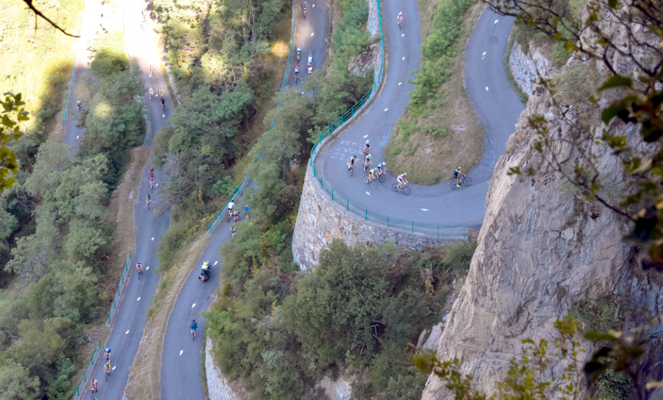 Riders had already climbed the iconic switchbacks of the “Col du Chausy” , passing the famous “Lacets du Montvernier”, allowing cyclists to experience the same roads and climbs that the Tour de France peloton will tackle next week.
