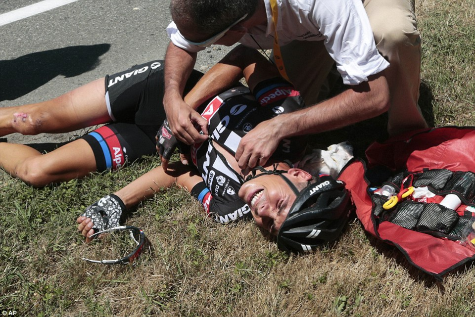 Warren Barguil fractures pelvis at Tour de Romandie