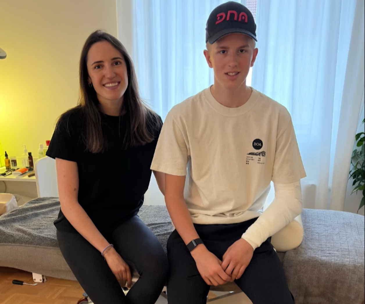 Marc Hierschlager posted a photo of him with a broken arm