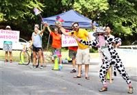 Fans of all kinds turned out on the races most challenging climbs. (Photo by marcoquezada.com)