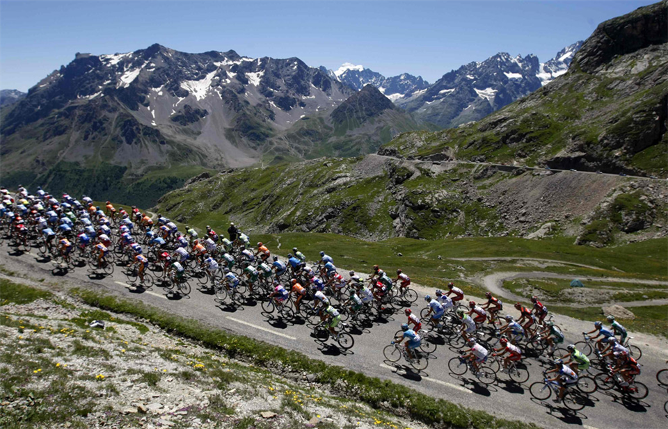 For U.S. and U.K. cyclists, check out the schedules of both NBC and ITV4 for live and repeat coverage of the 2016 Tour de France.  NBC now offers a new online streaming package for U.S. fans without cable subscriptions.  Schedule updated regularly